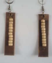 Load image into Gallery viewer, Leather and wooden beads earring