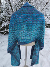 Charger l&#39;image dans la galerie, Shawl blue and grey / Scale pattern