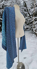 Charger l&#39;image dans la galerie, Shawl blue and grey / Scale pattern