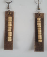 Charger l&#39;image dans la galerie, Leather and wooden beads earring