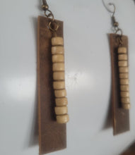 Load image into Gallery viewer, Leather and wooden beads earring