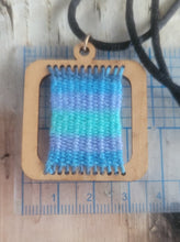 Charger l&#39;image dans la galerie, Handwoven wool pendant