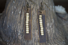 Charger l&#39;image dans la galerie, Leather and wooden beads earring