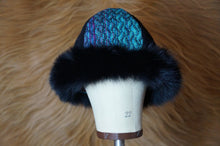 Charger l&#39;image dans la galerie, Northern Quebec Woman&#39;s Winter Hat